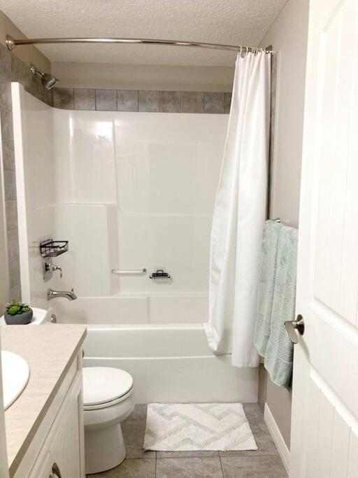 Apartment Mahogany Escape - Your Oasis Calgary