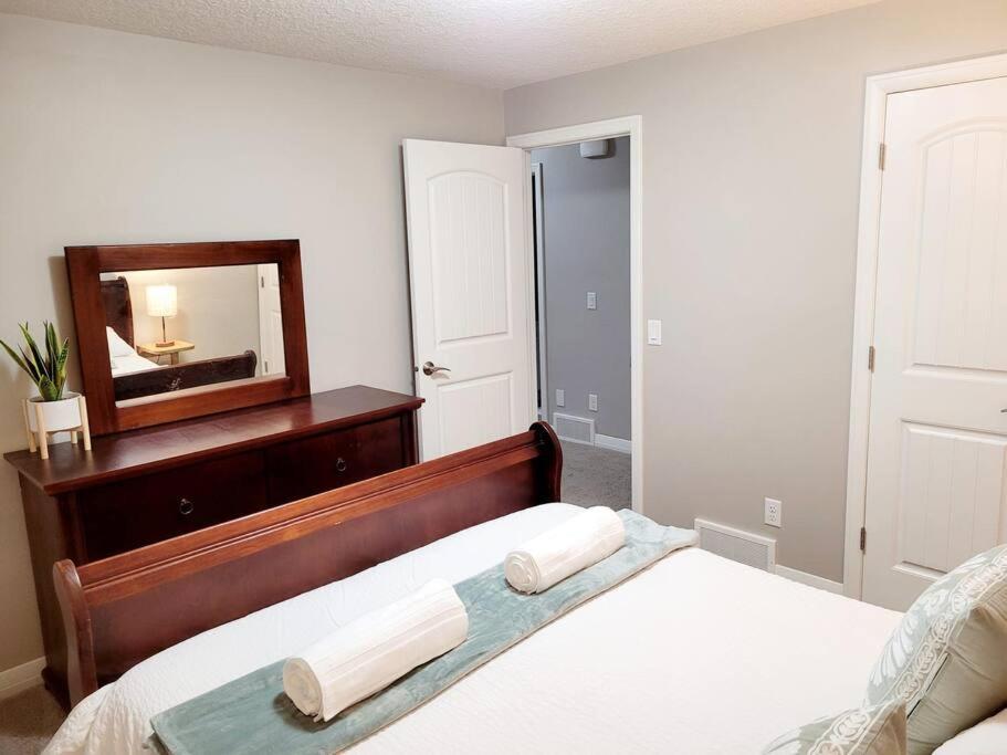 Mahogany Escape - Your Oasis Apartment *