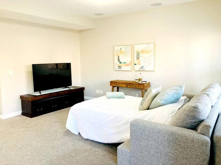 Mahogany Escape - Your Oasis Calgary