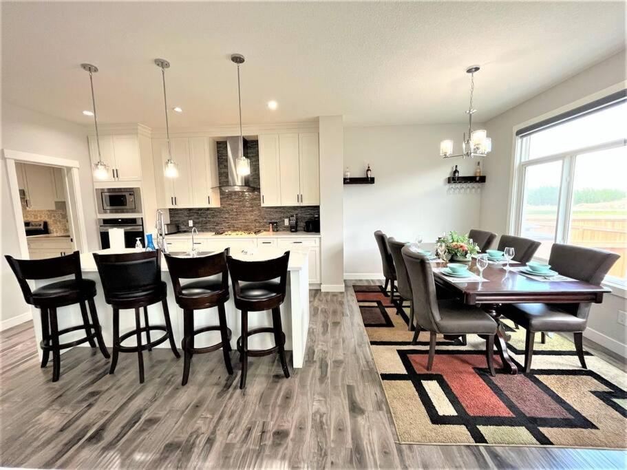 Luxury Retreat For Large Groups * Calgary
