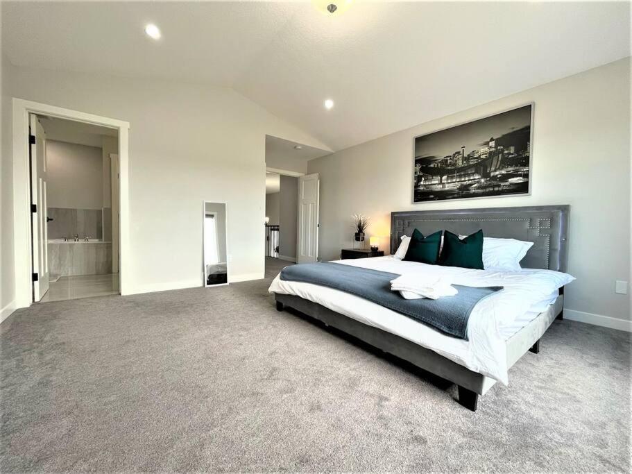 Luxury Retreat For Large Groups Calgary