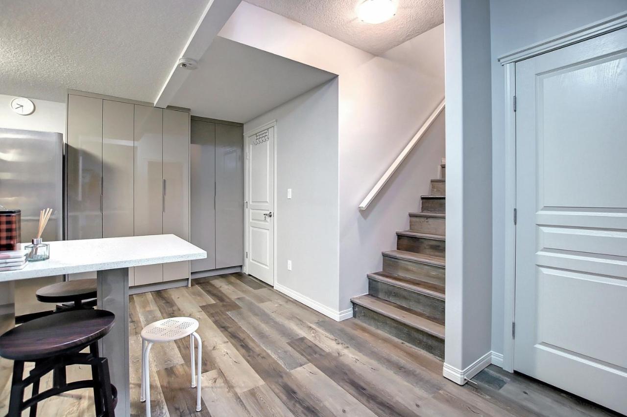 Comfortable & Spacious Basement With Workstation In Panorama