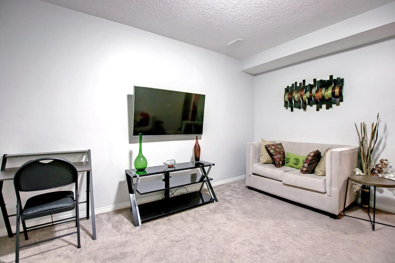 Comfortable & Spacious Basement With Workstation In Panorama
