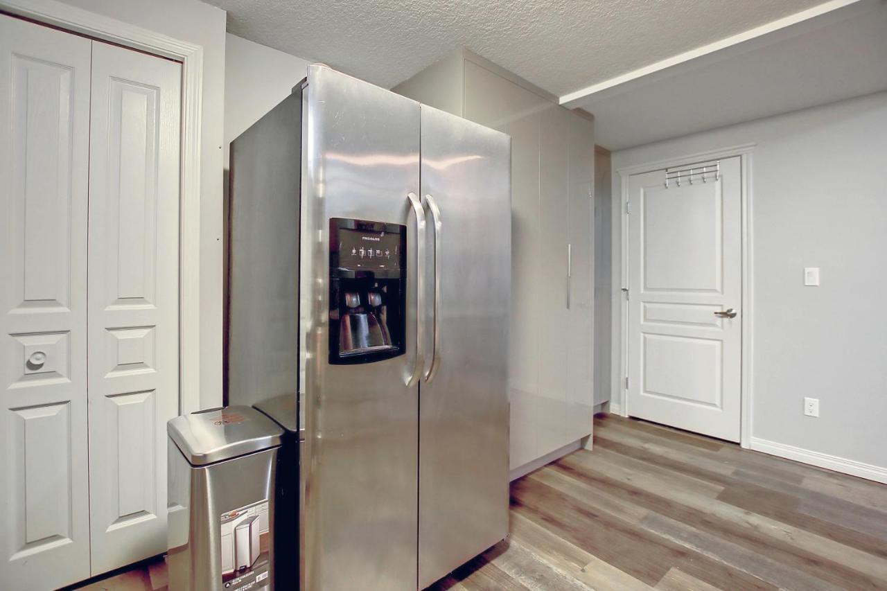 Comfortable & Spacious Basement With Workstation In Panorama Apartment
