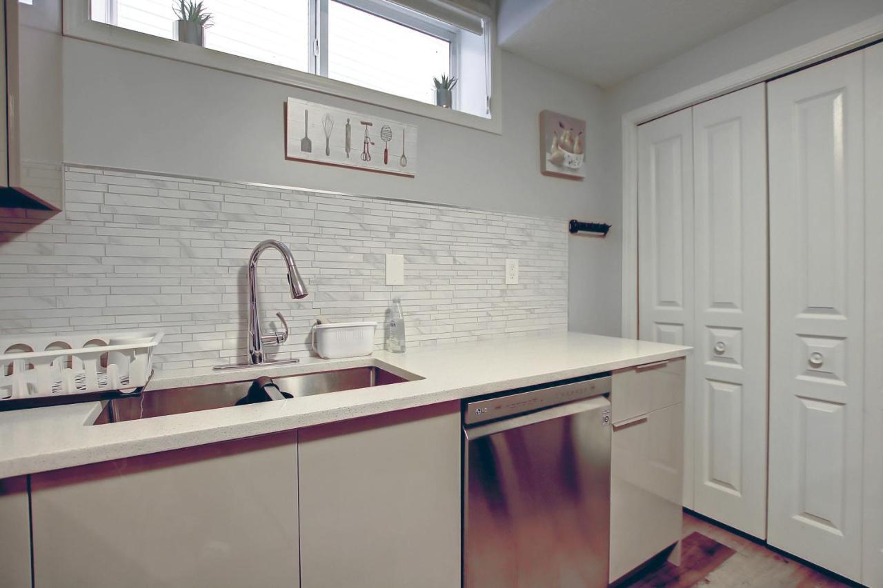 Apartment Comfortable & Spacious Basement With Workstation In Panorama Calgary