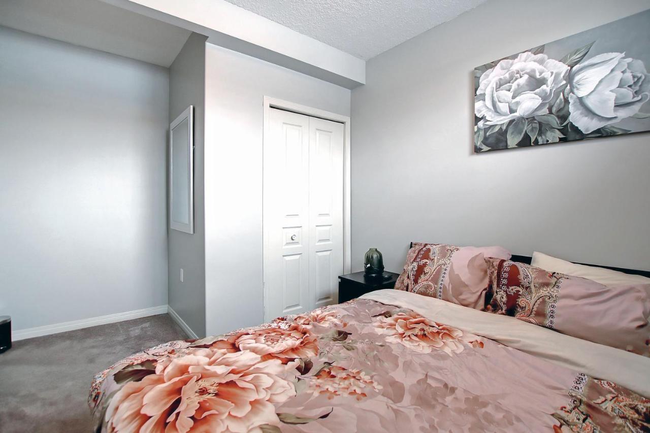 Comfortable & Spacious Basement With Workstation In Panorama *
