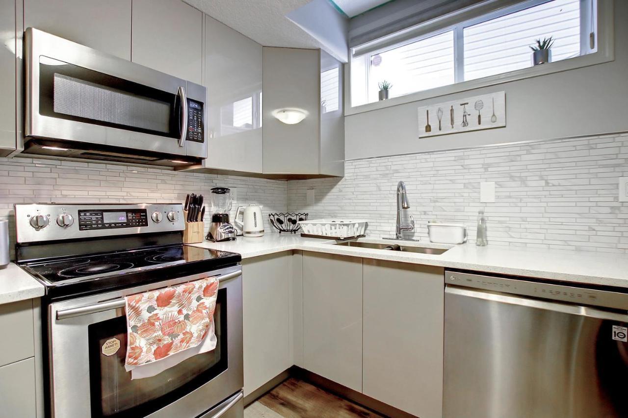Comfortable & Spacious Basement With Workstation In Panorama *