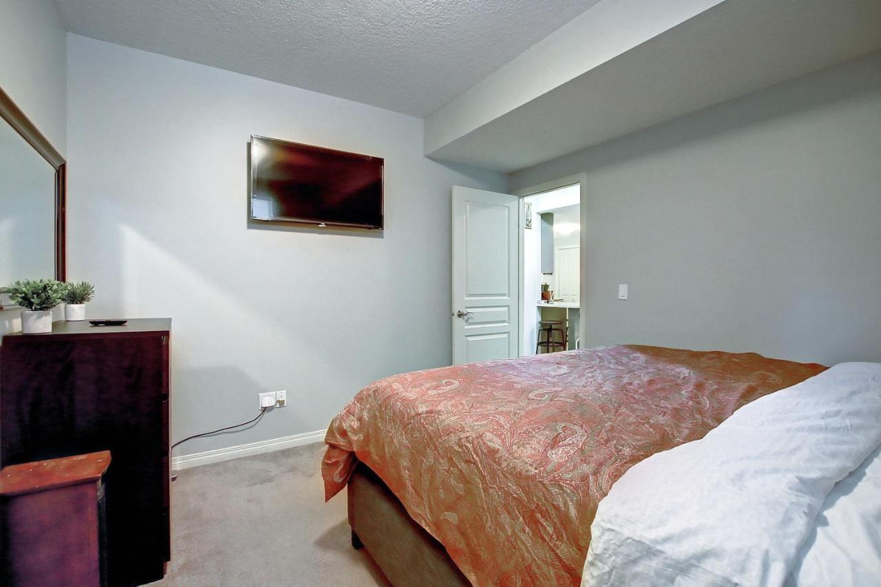Apartment Comfortable & Spacious Basement With Workstation In Panorama Calgary