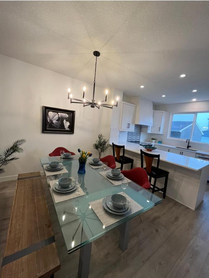 Holiday home Entire4bedroomhomekingparkingkitchenwasherdryerfastwifi Calgary