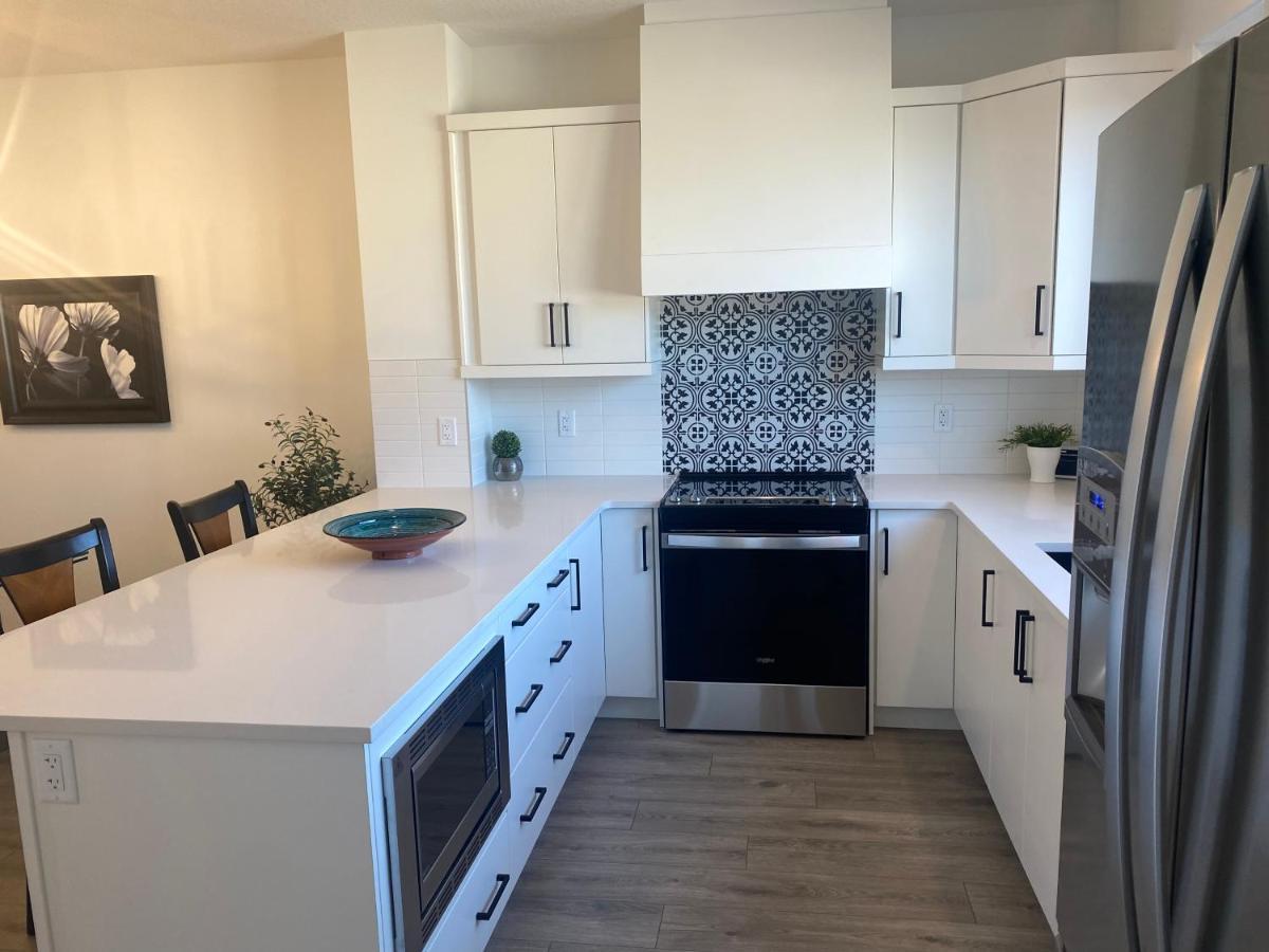 Entire4bedroomhomekingparkingkitchenwasherdryerfastwifi Holiday home Calgary