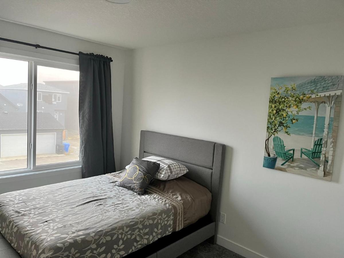 Entire4bedroomhomekingparkingkitchenwasherdryerfastwifi Calgary