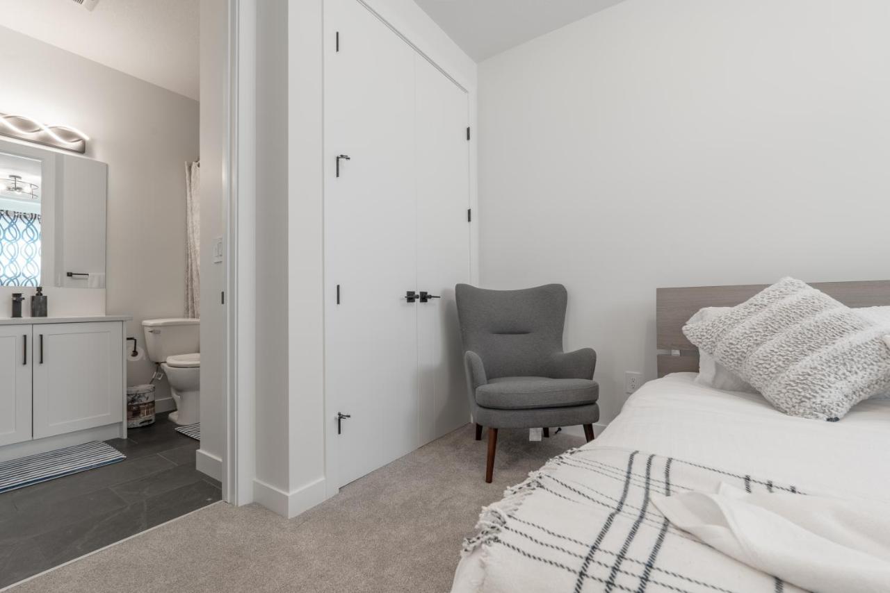 2 Of Lovely Home, Montgomery Downtown Guest house Calgary