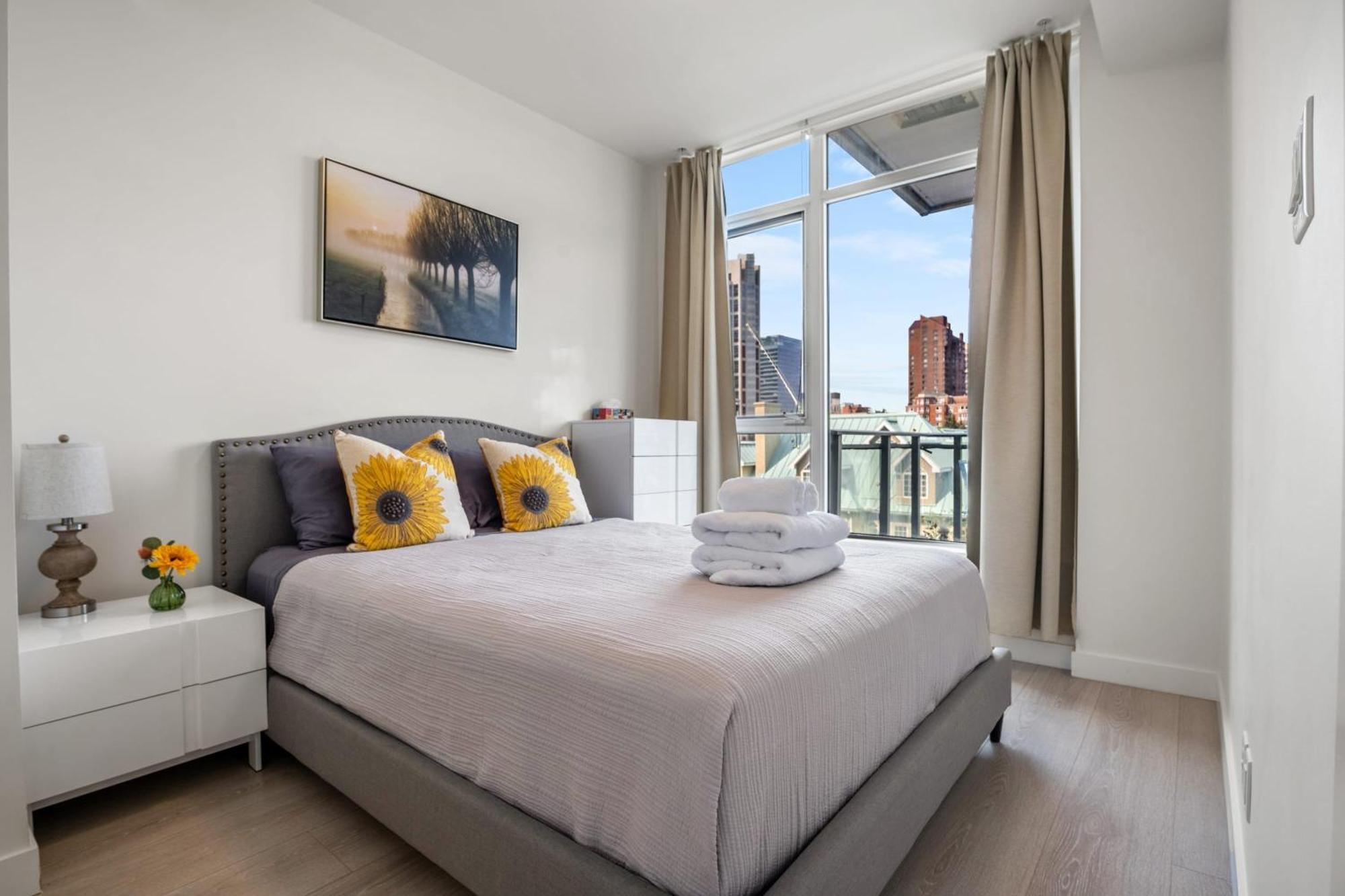 Guest Favorite Riverside Retreat- Walking Trails, Downtown Near Stampede! Free Banff Pass, Wine, Gym, Parking! *