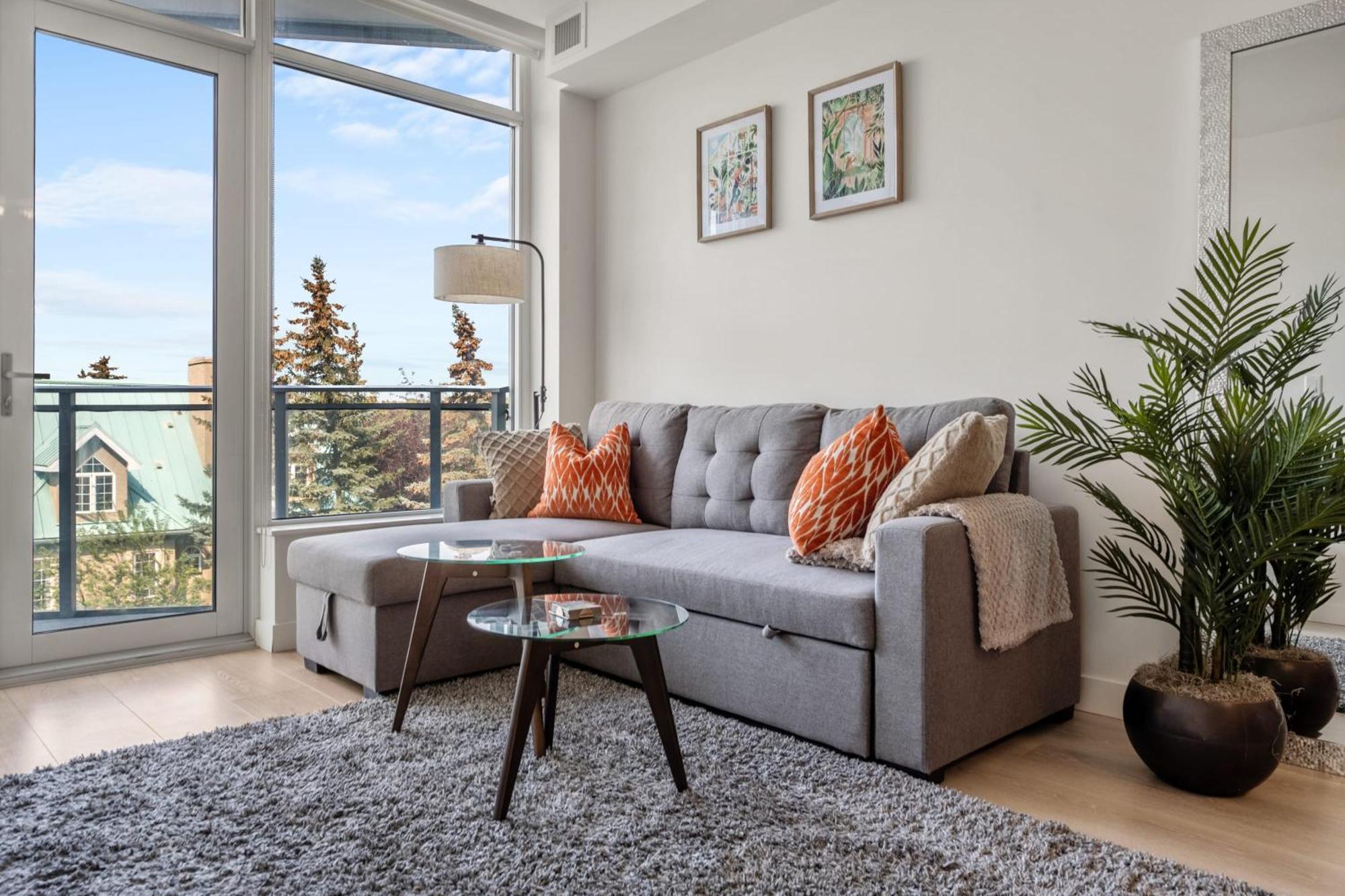 Guest Favorite Riverside Retreat- Walking Trails, Downtown Near Stampede! Free Banff Pass, Wine, Gym, Parking!