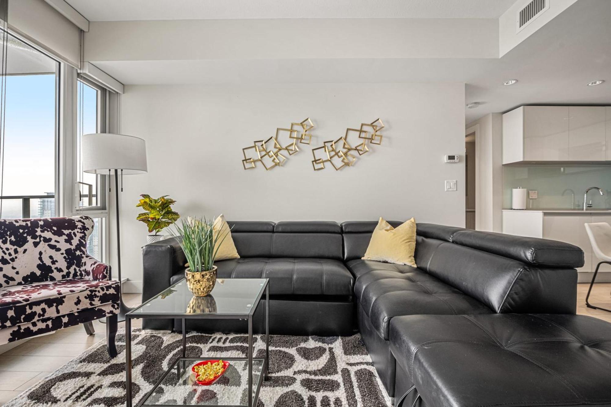 Holiday home 5-min Walk To Stampede!! Stunning 34th Floor Views, Prime Downtown Location - Near Stampede, Casino, Bars! Free Banff Pass, Parking, Wine! Calgary
