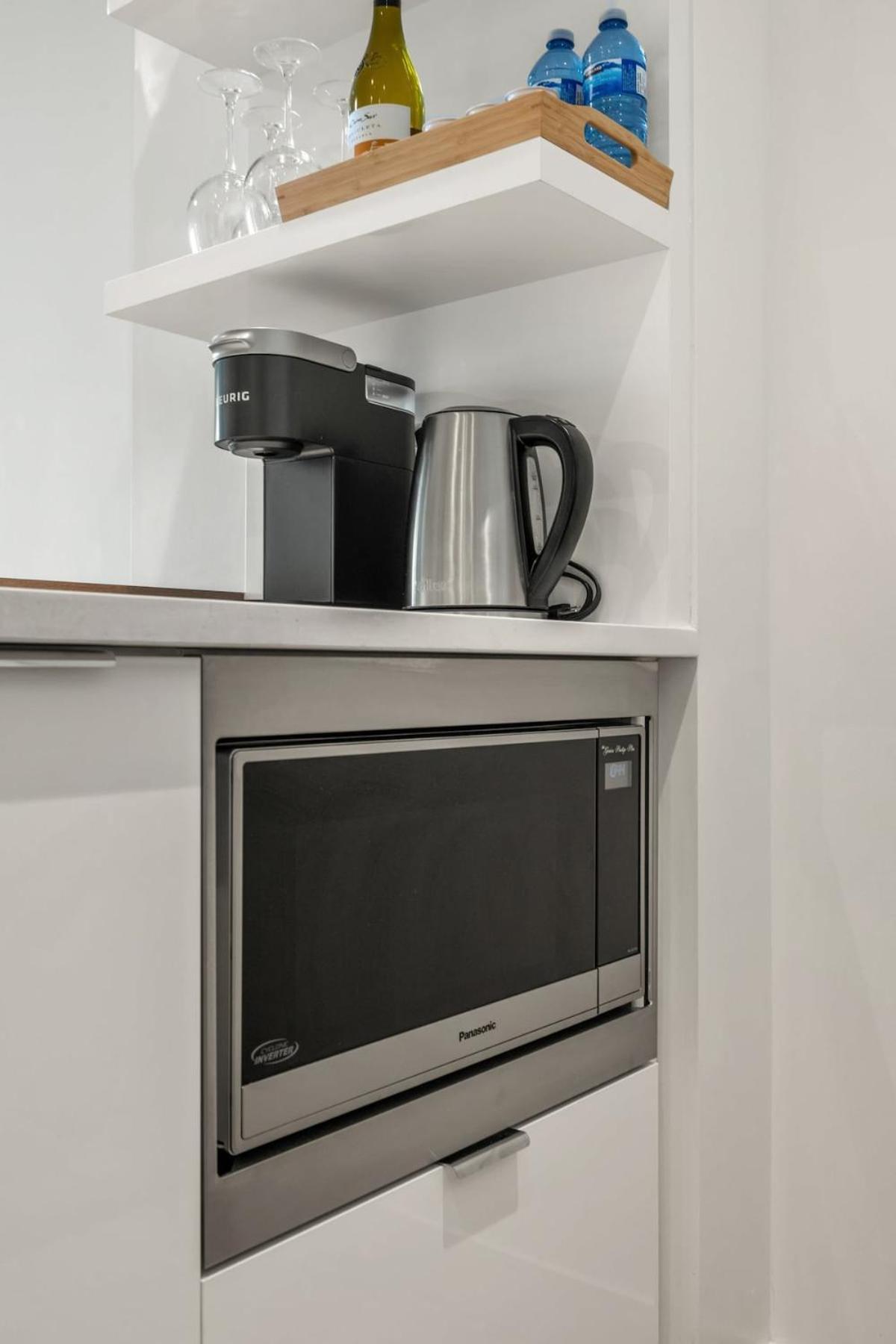 Apartment Guest Favorite Riverside Retreat- Walking Trails, Downtown Near Stampede! Free Banff Pass, Wine, Gym, Parking!