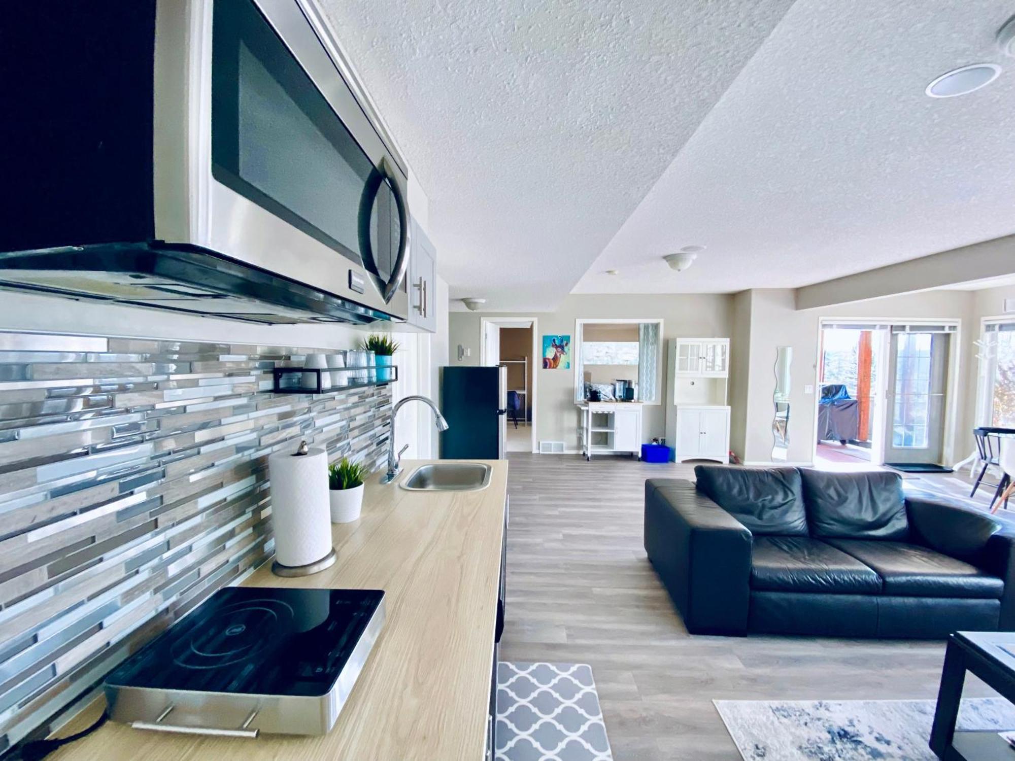 Private, Spacious, & Bright Guest house *