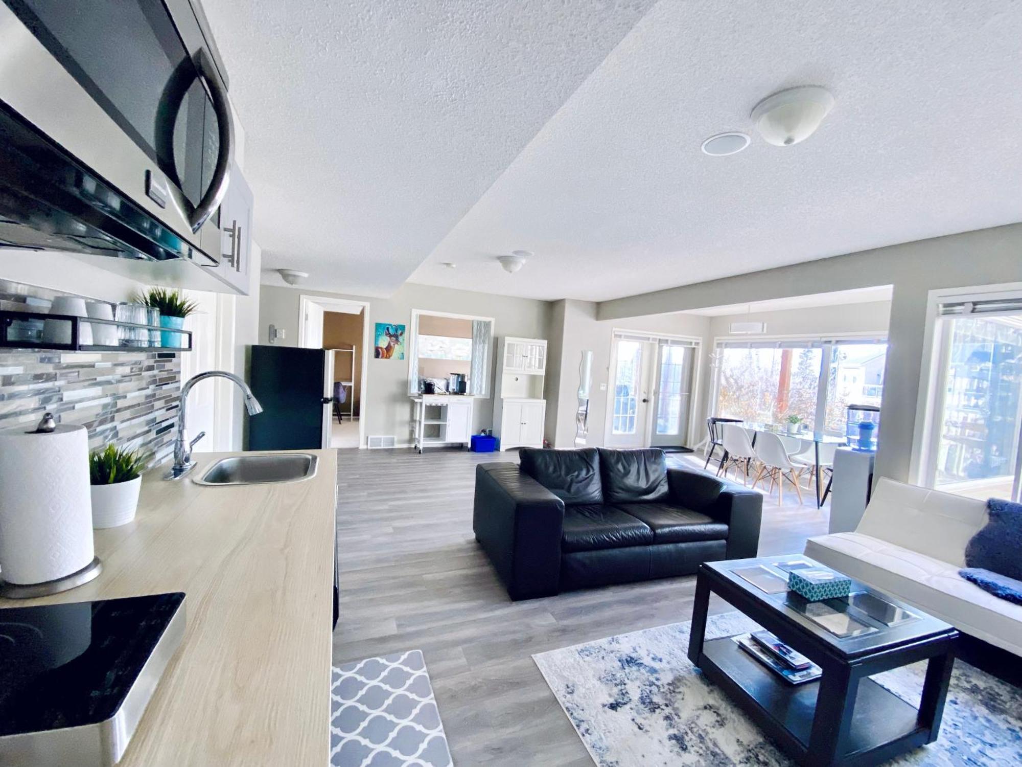 Private, Spacious, & Bright Guest house Calgary