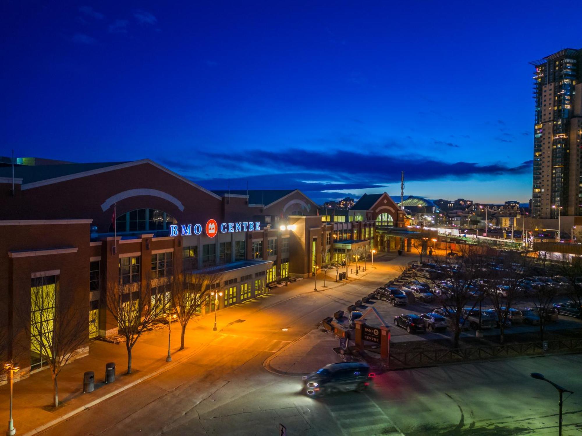 Apartment Unbeatable Downtown Experience- Walk To Bars, Casino, Stampede & Saddledome Bonus Banff Pass, Parking & Wine! *