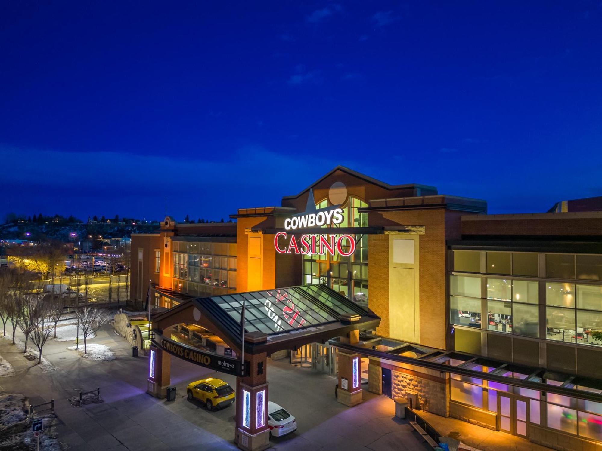 Unbeatable Downtown Experience- Walk To Bars, Casino, Stampede & Saddledome Bonus Banff Pass, Parking & Wine! Apartment Calgary