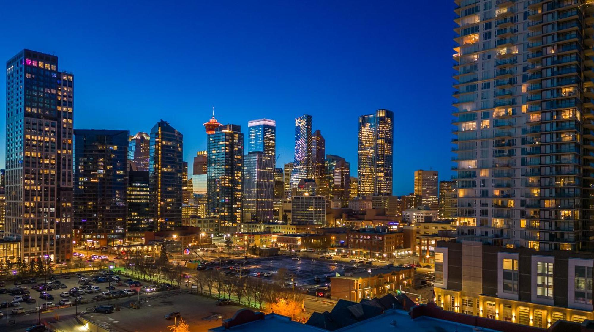 Apartment Unbeatable Downtown Experience- Walk To Bars, Casino, Stampede & Saddledome Bonus Banff Pass, Parking & Wine! *