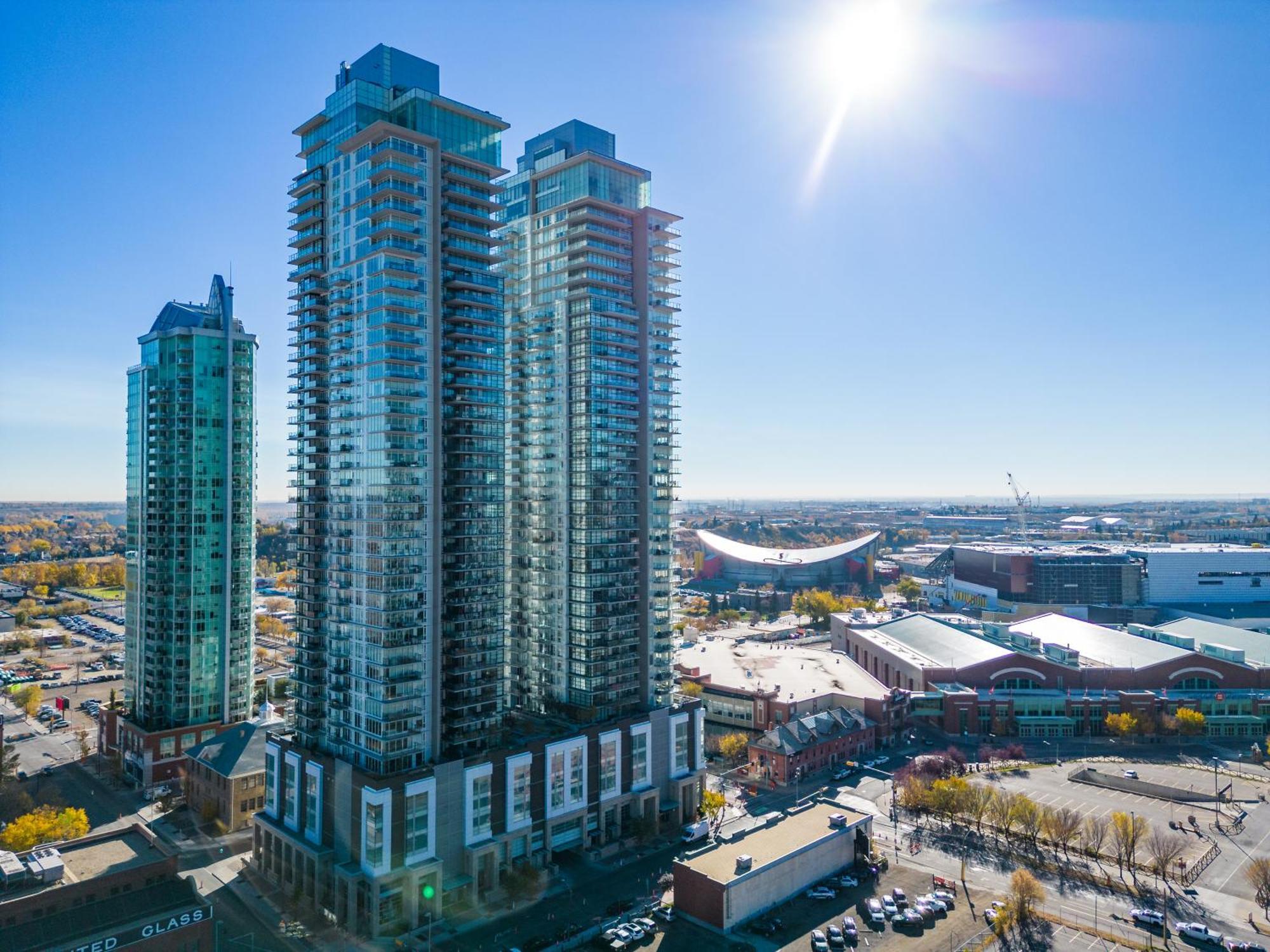 Apartment Unbeatable Downtown Experience- Walk To Bars, Casino, Stampede & Saddledome Bonus Banff Pass, Parking & Wine! Calgary
