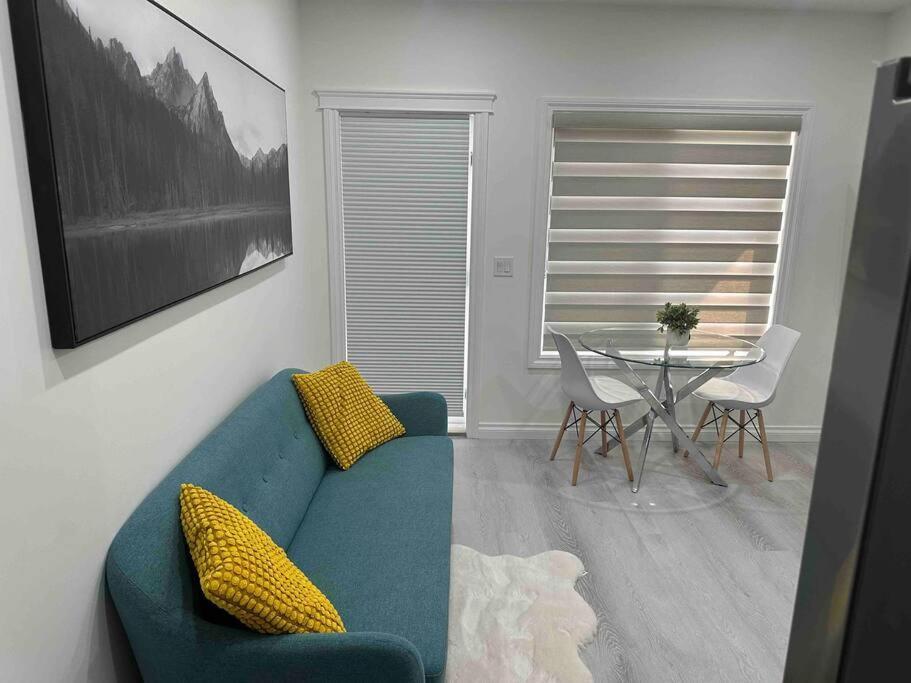 Apartment Sun Light Kissed Cozy - Modern Boho Paradise Calgary
