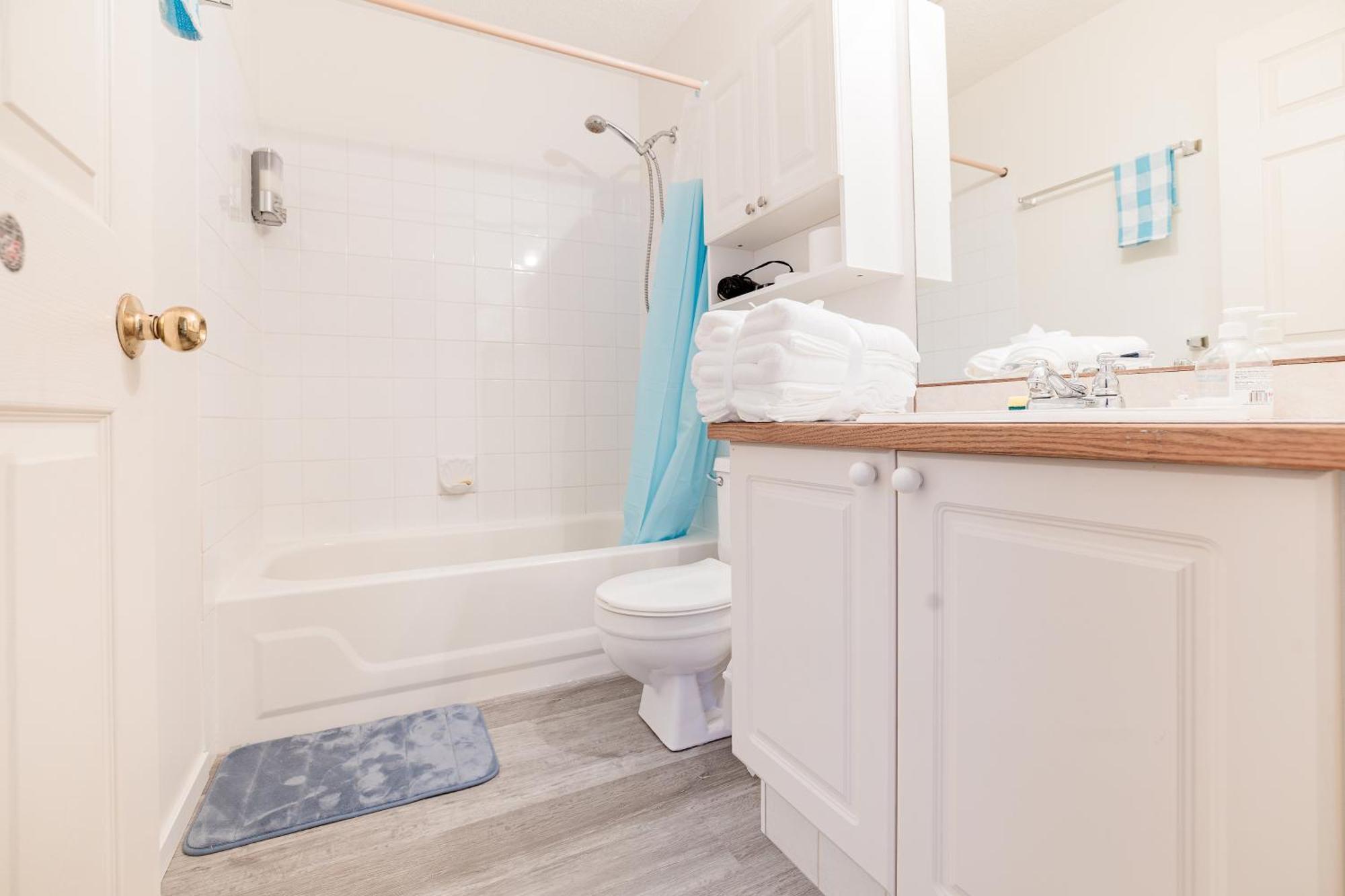 Main Floor Suite, 3 Bdr, 4bd Spacious And Cozy