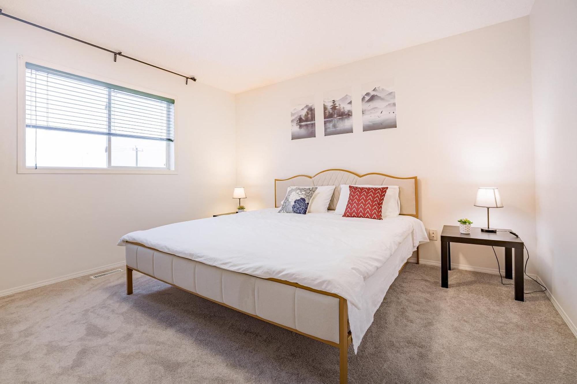Main Floor Suite, 3 Bdr, 4bd Spacious And Cozy Apartment