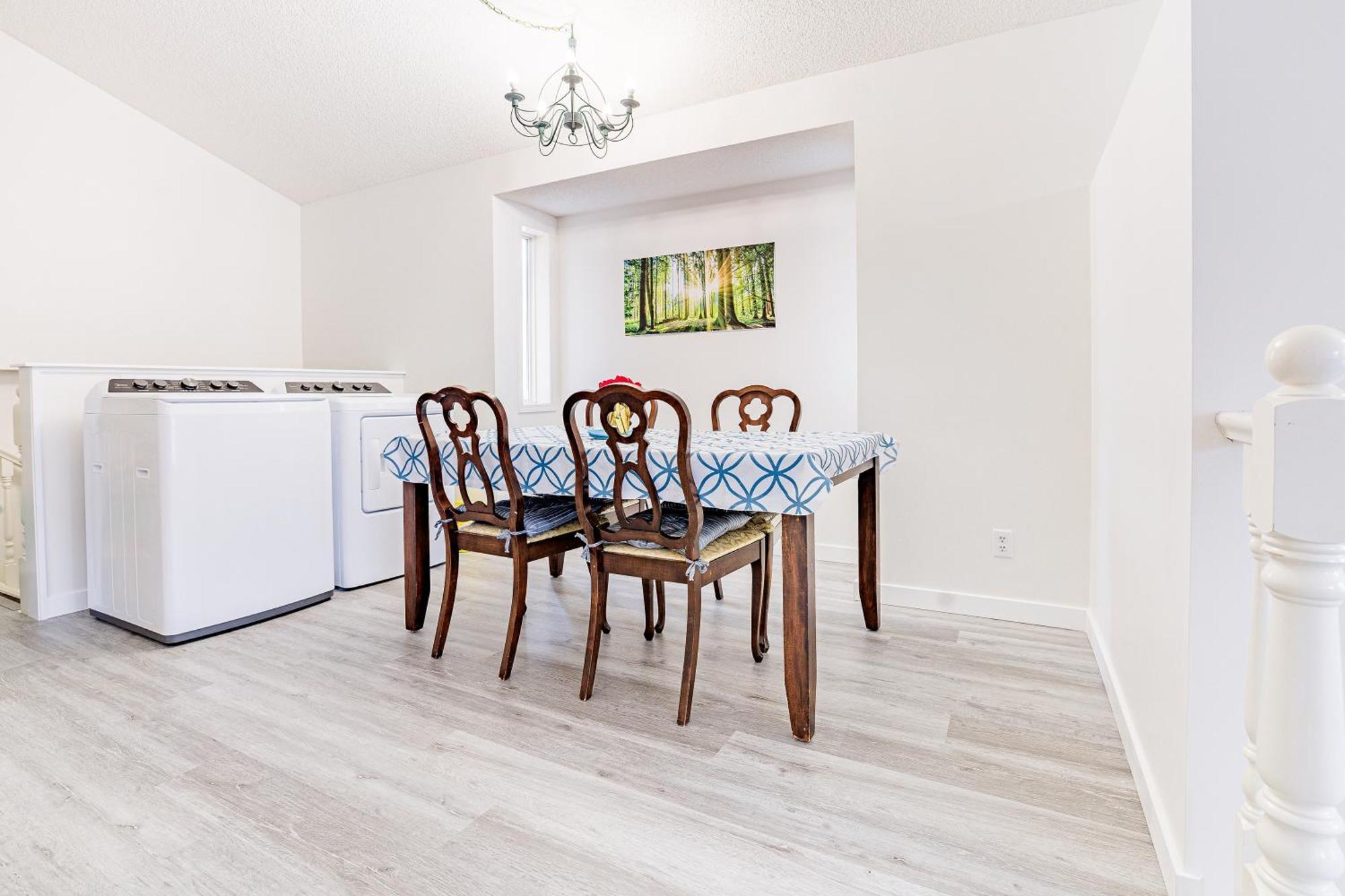 Main Floor Suite, 3 Bdr, 4bd Spacious And Cozy * Calgary