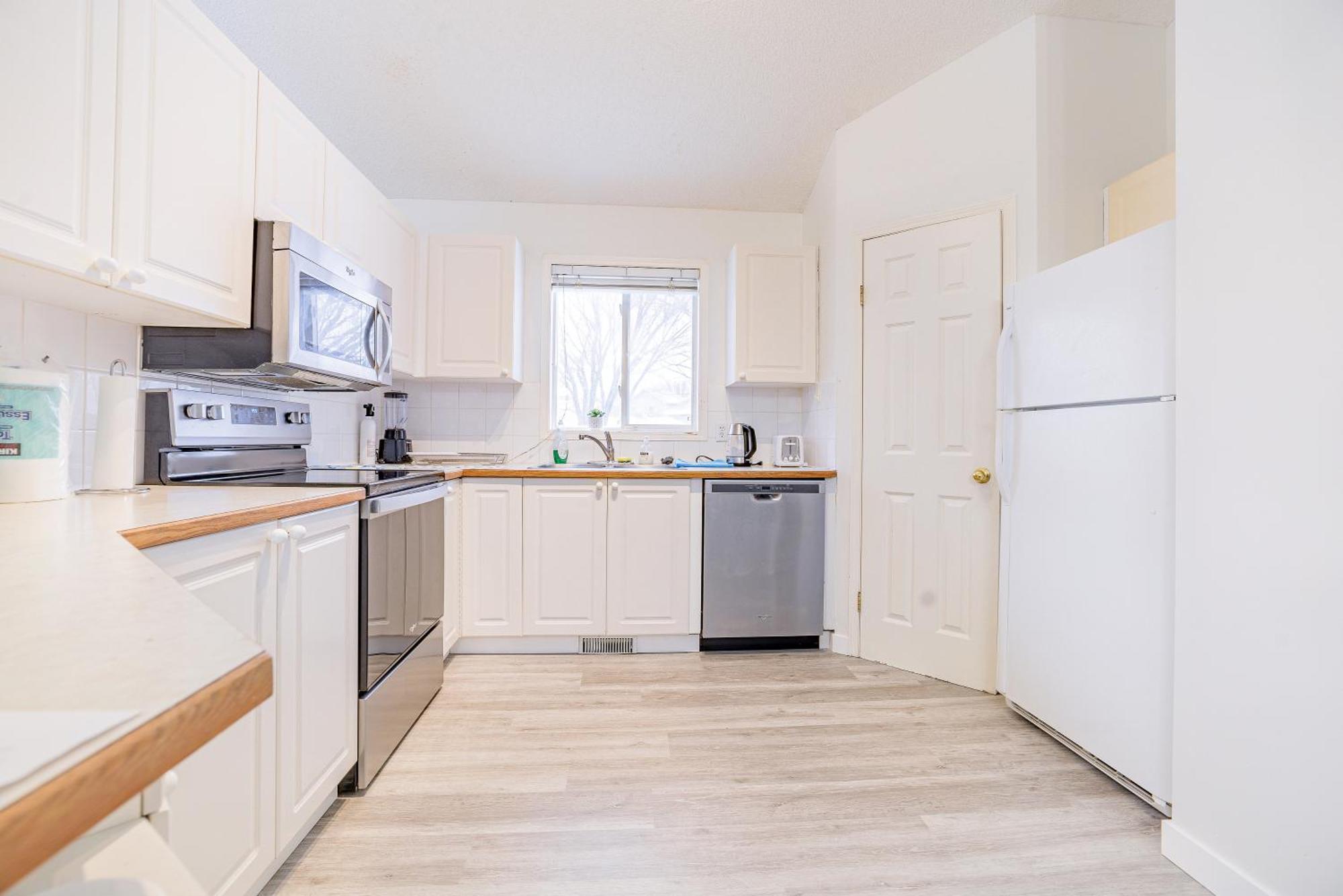 Apartment Main Floor Suite, 3 Bdr, 4bd Spacious And Cozy *