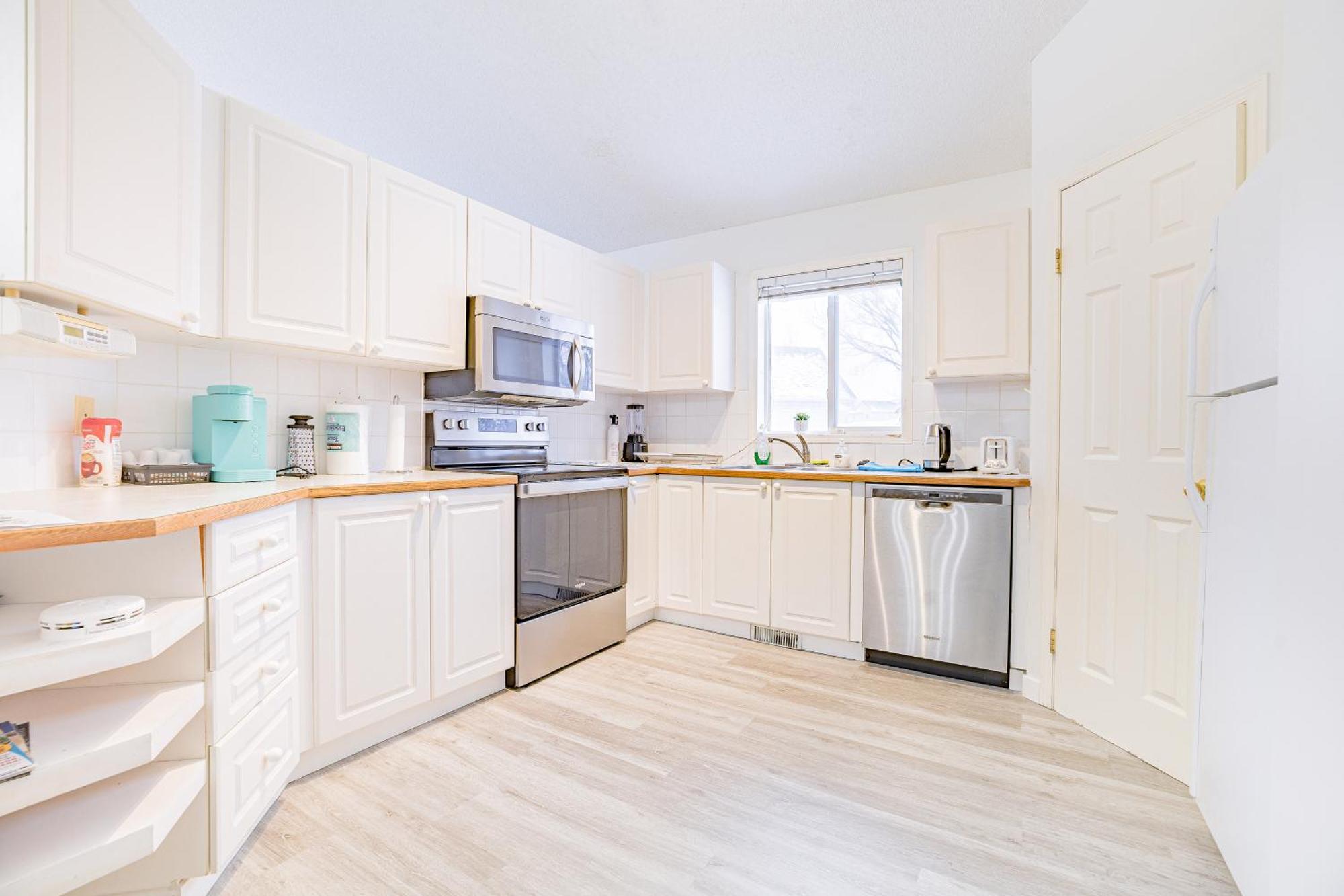 Main Floor Suite, 3 Bdr, 4bd Spacious And Cozy * Calgary