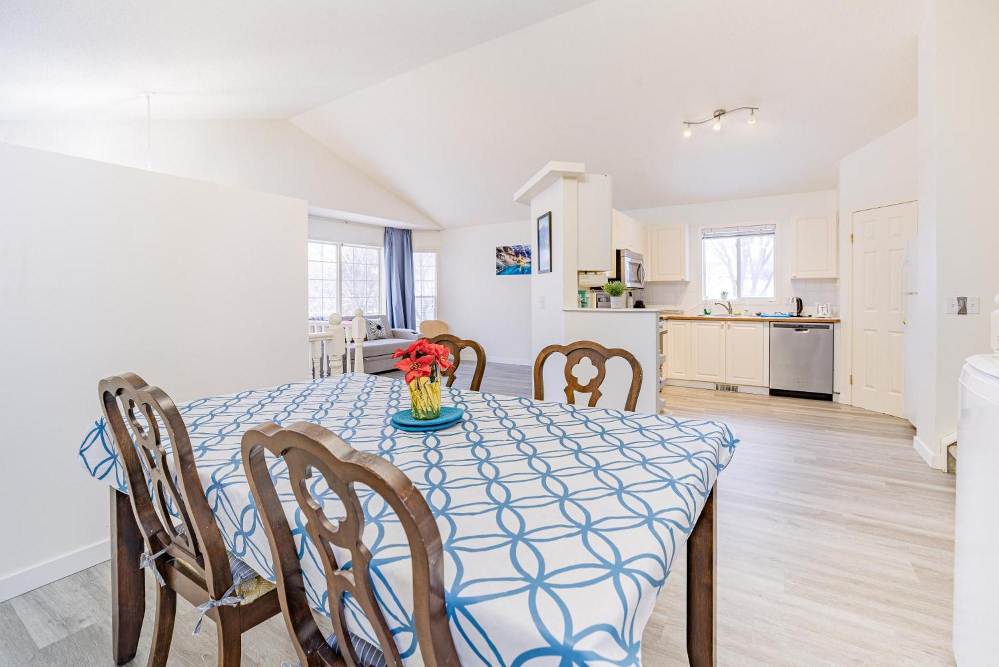 Apartment Main Floor Suite, 3 Bdr, 4bd Spacious And Cozy