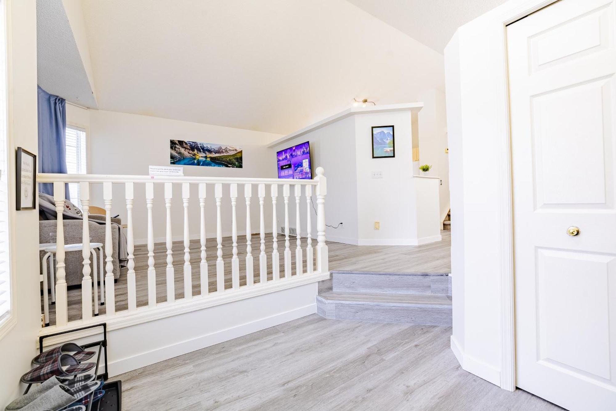 Main Floor Suite, 3 Bdr, 4bd Spacious And Cozy Apartment