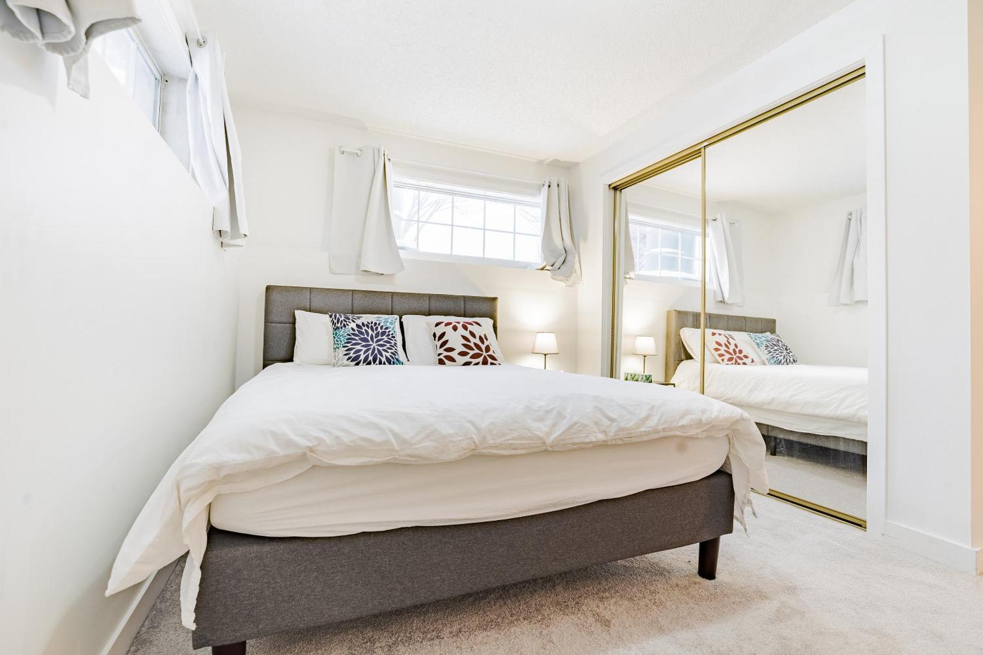 Walkout Basement Suite, 2 Bdr 4bd, Bright And Spacious Apartment Calgary