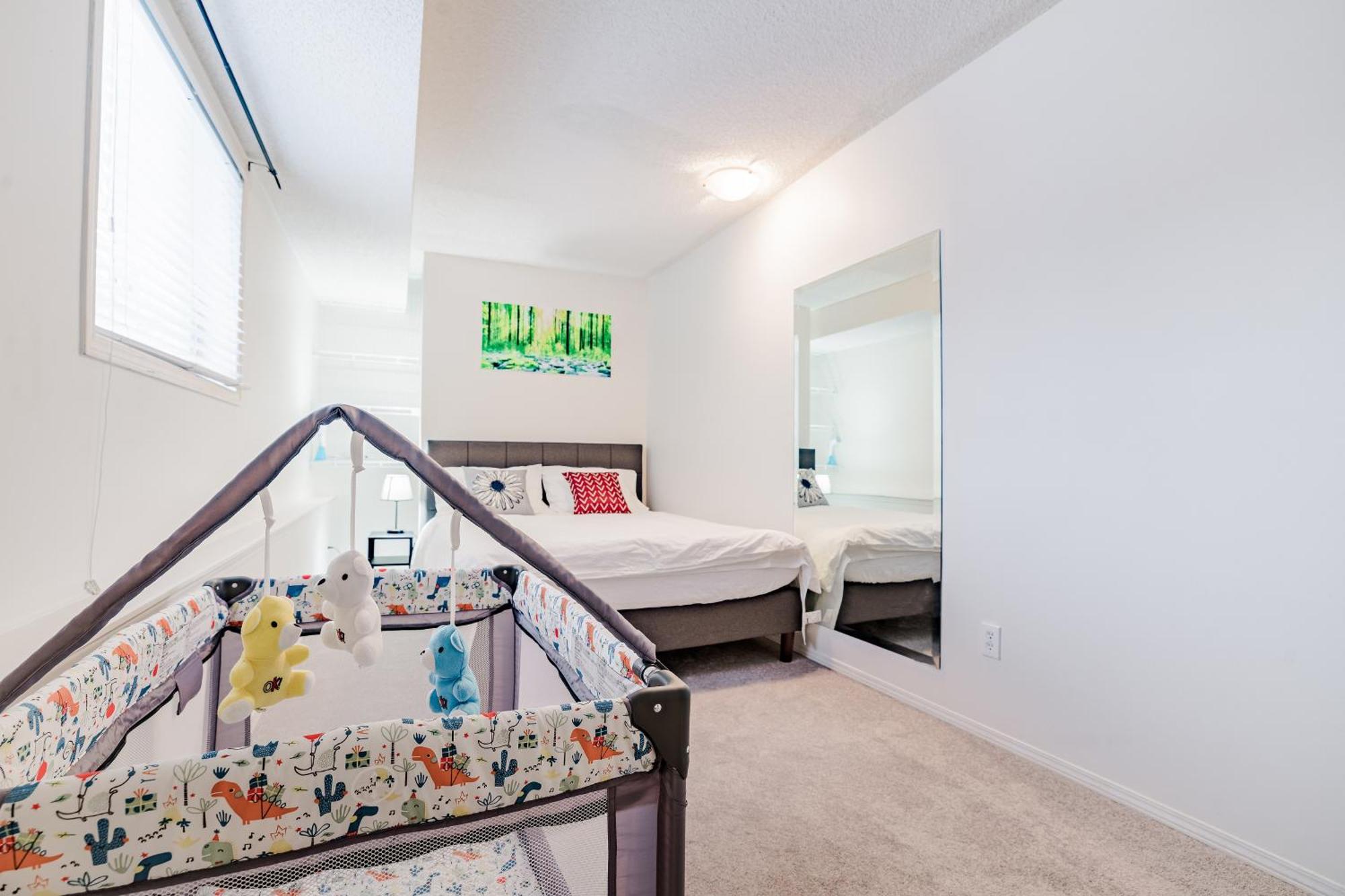 Apartment Walkout Basement Suite, 2 Bdr 4bd, Bright And Spacious *