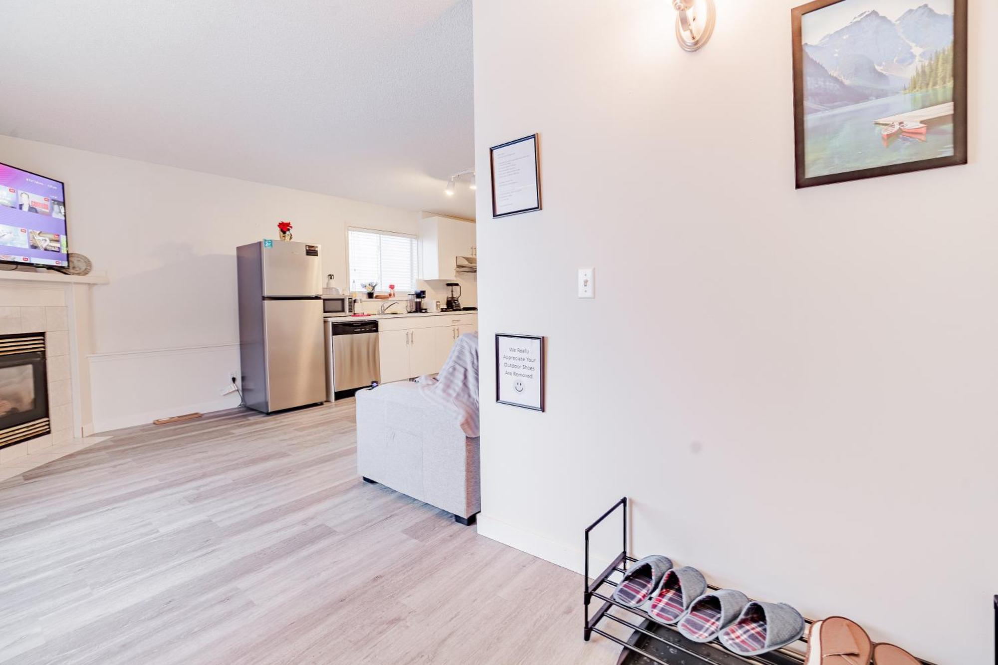 Apartment Walkout Basement Suite, 2 Bdr 4bd, Bright And Spacious Calgary
