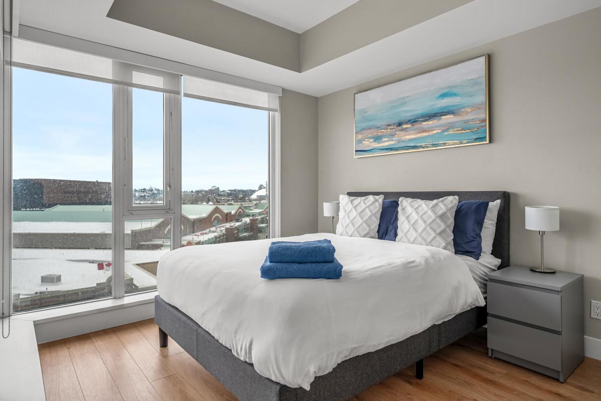 Unbeatable Downtown Experience- Walk To Bars, Casino, Stampede & Saddledome Bonus Banff Pass, Parking & Wine! Apartment *