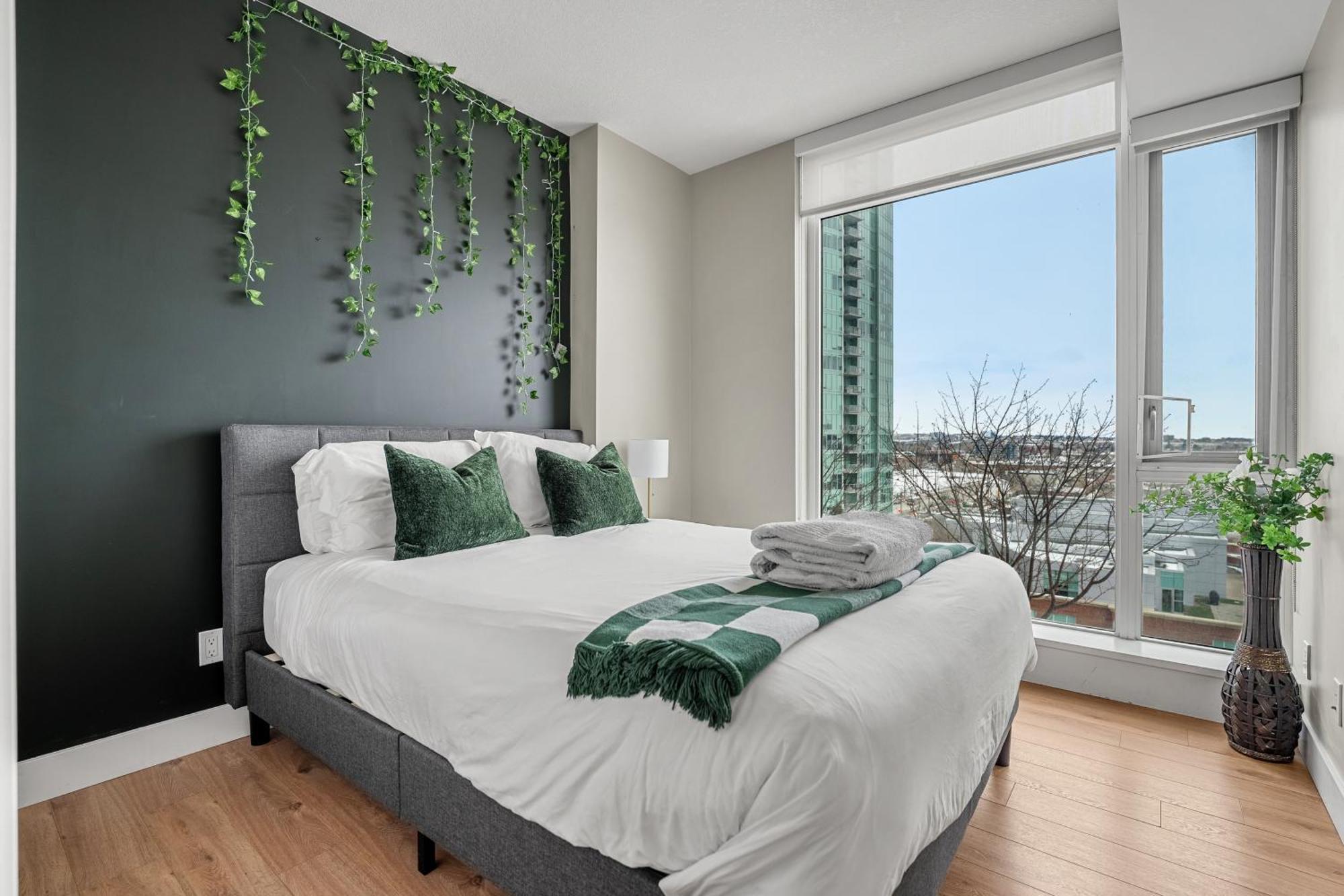 Unbeatable Downtown Experience- Walk To Bars, Casino, Stampede & Saddledome Bonus Banff Pass, Parking & Wine! Apartment Calgary