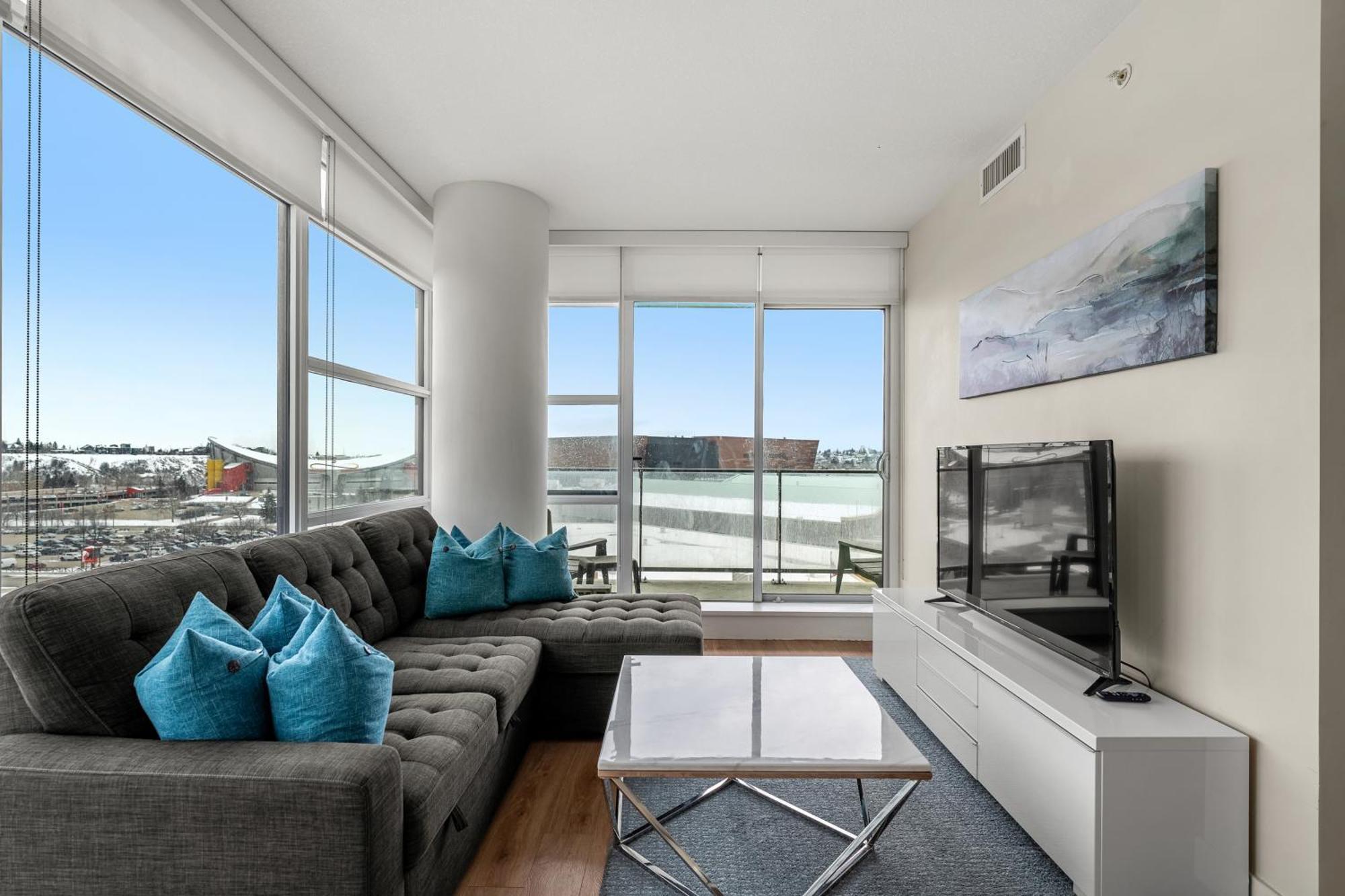 Unbeatable Downtown Experience- Walk To Bars, Casino, Stampede & Saddledome Bonus Banff Pass, Parking & Wine! Apartment