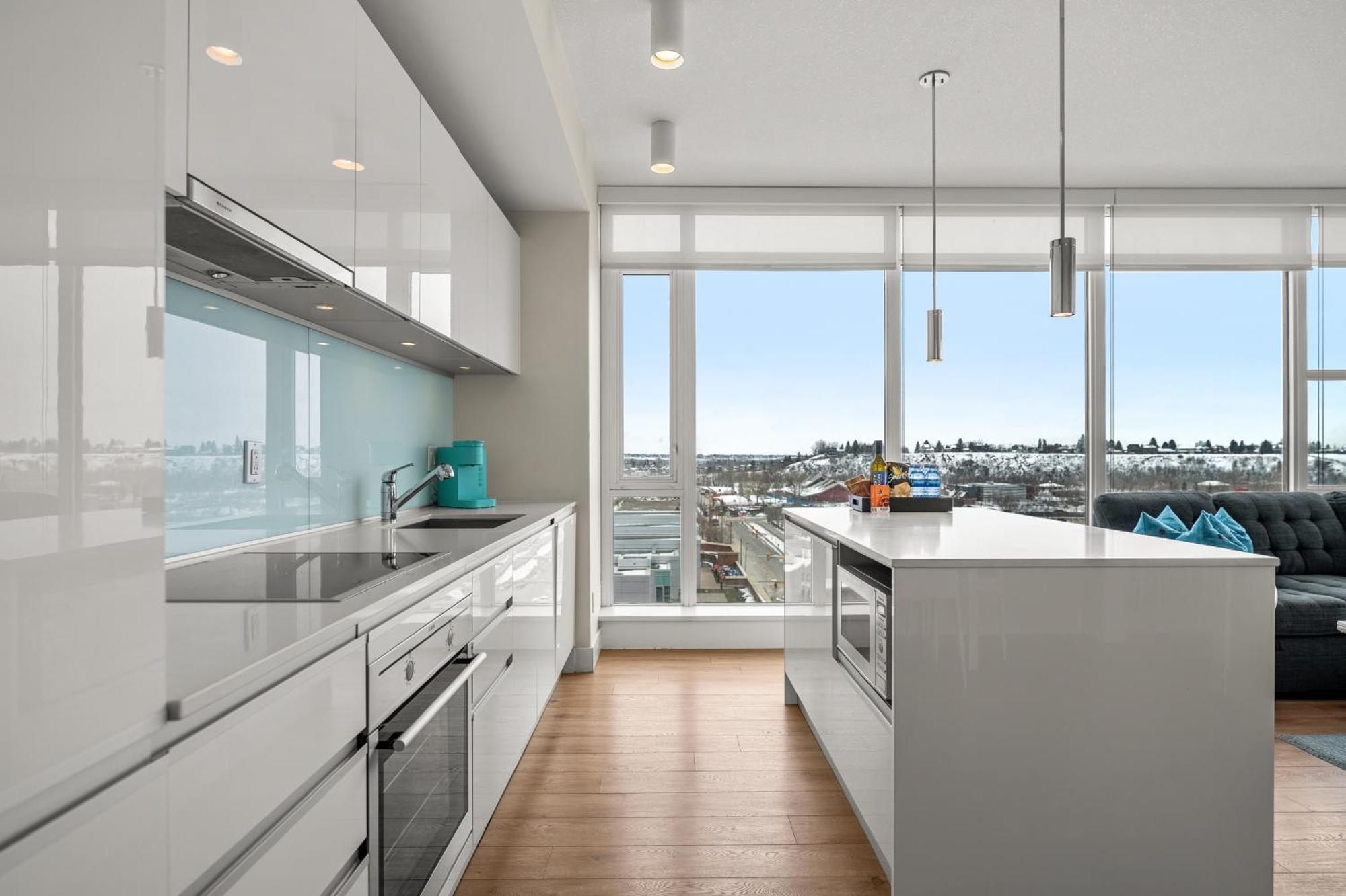 Apartment Unbeatable Downtown Experience- Walk To Bars, Casino, Stampede & Saddledome Bonus Banff Pass, Parking & Wine! *