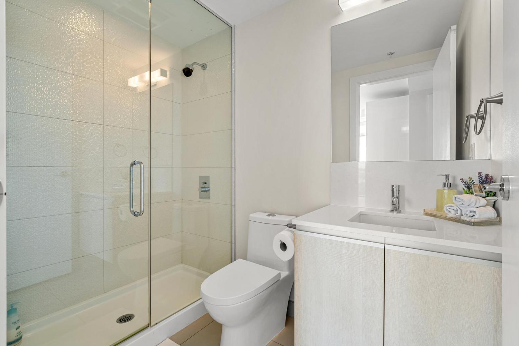Unbeatable Downtown Experience- Walk To Bars, Casino, Stampede & Saddledome Bonus Banff Pass, Parking & Wine! Apartment