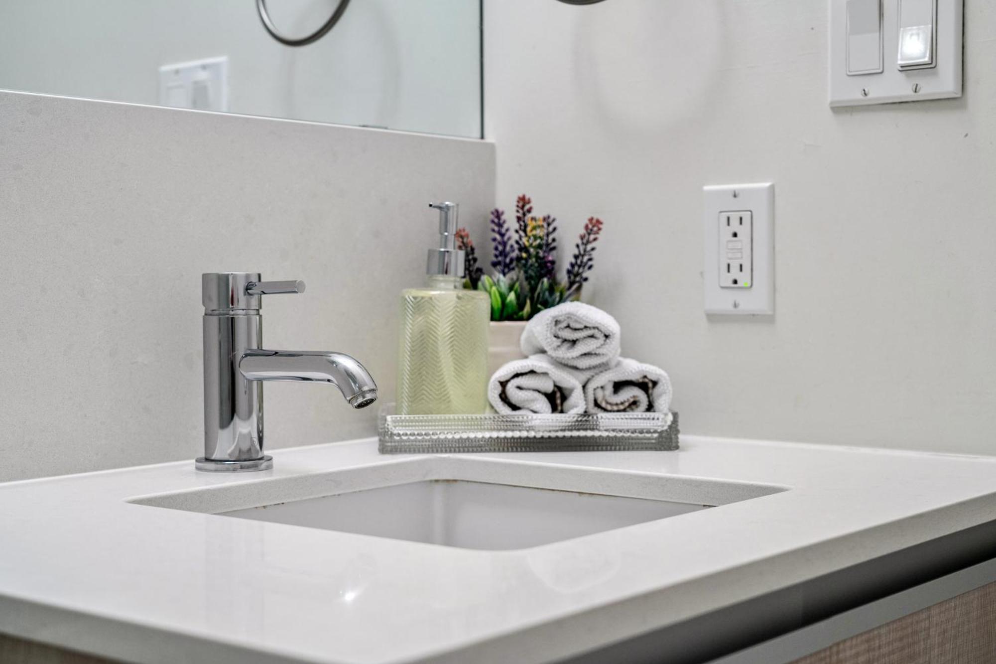 Unbeatable Downtown Experience- Walk To Bars, Casino, Stampede & Saddledome Bonus Banff Pass, Parking & Wine! Apartment Calgary