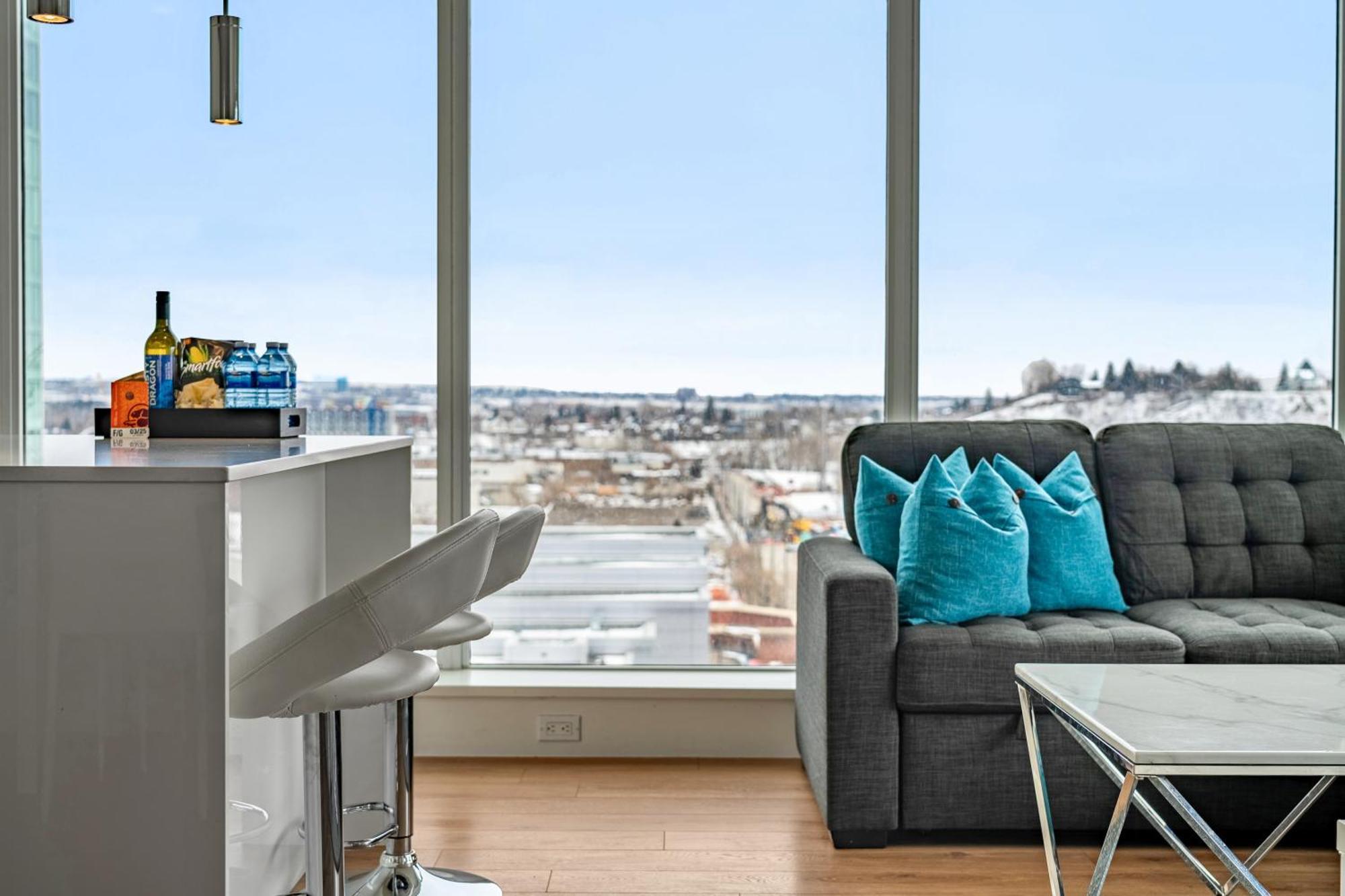 Unbeatable Downtown Experience- Walk To Bars, Casino, Stampede & Saddledome Bonus Banff Pass, Parking & Wine! Apartment *