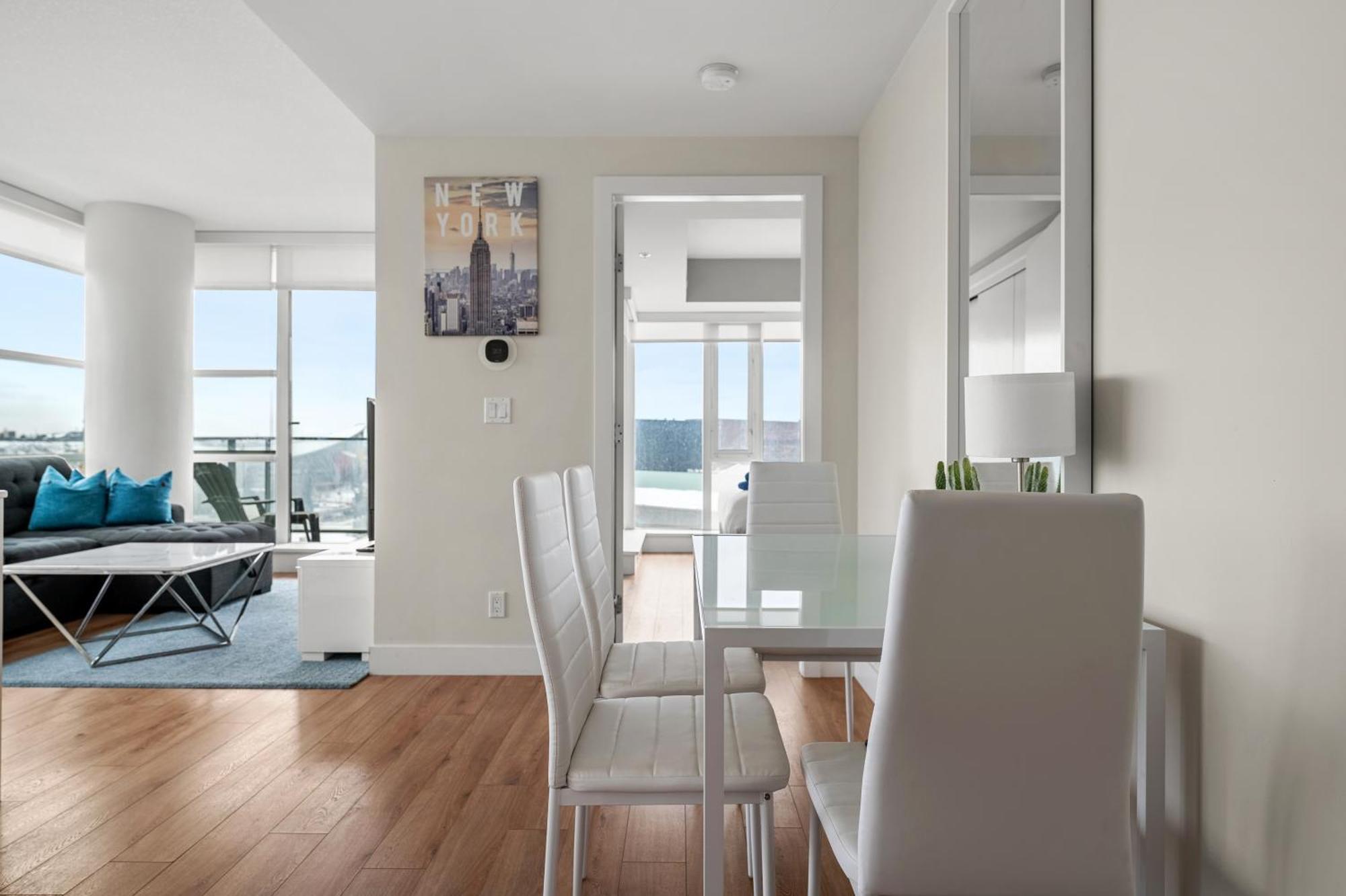 Apartment Unbeatable Downtown Experience- Walk To Bars, Casino, Stampede & Saddledome Bonus Banff Pass, Parking & Wine! Calgary