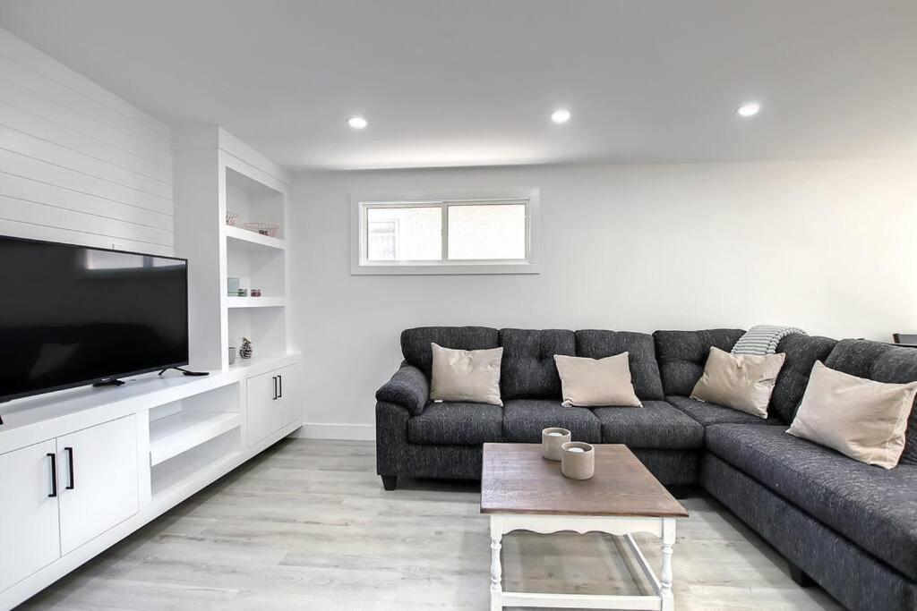 Apartment Tirana In Glenbrook Close To Downtown Calgary
