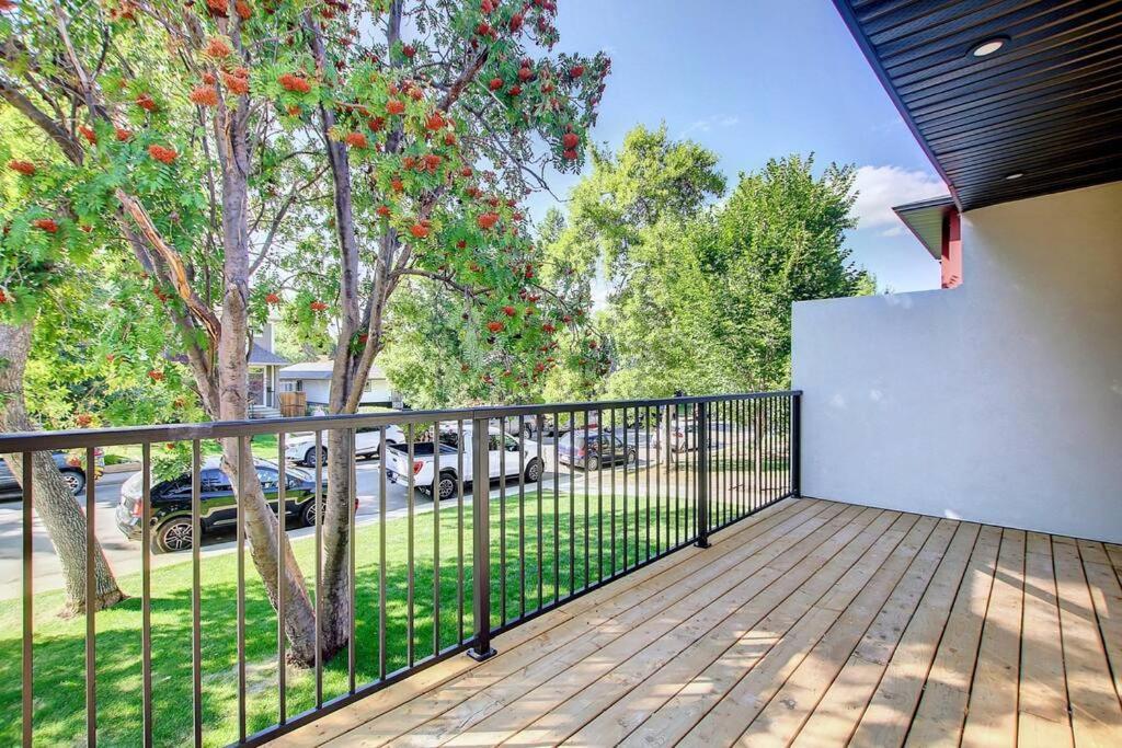 Apartment Tirana In Glenbrook Close To Downtown Calgary