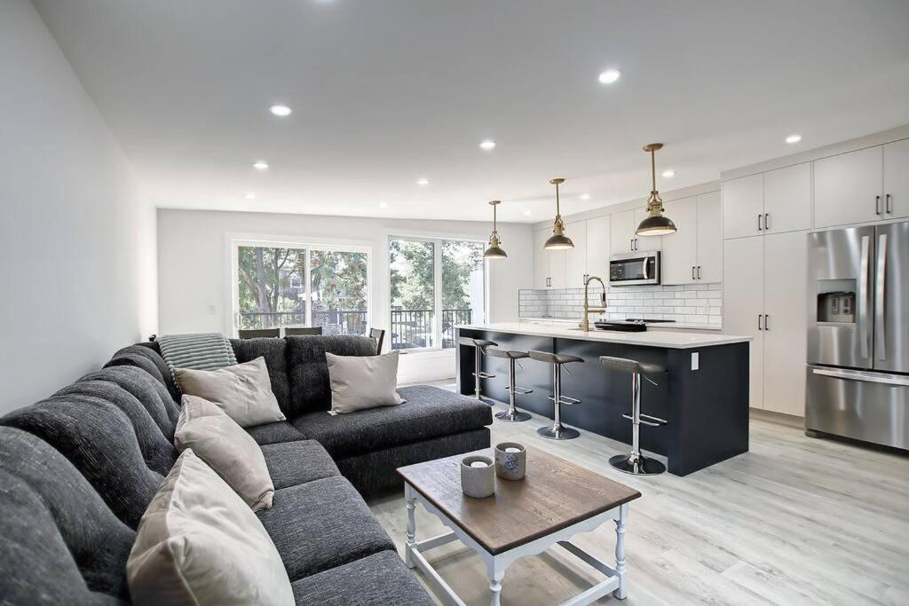 Apartment Tirana In Glenbrook Close To Downtown Calgary
