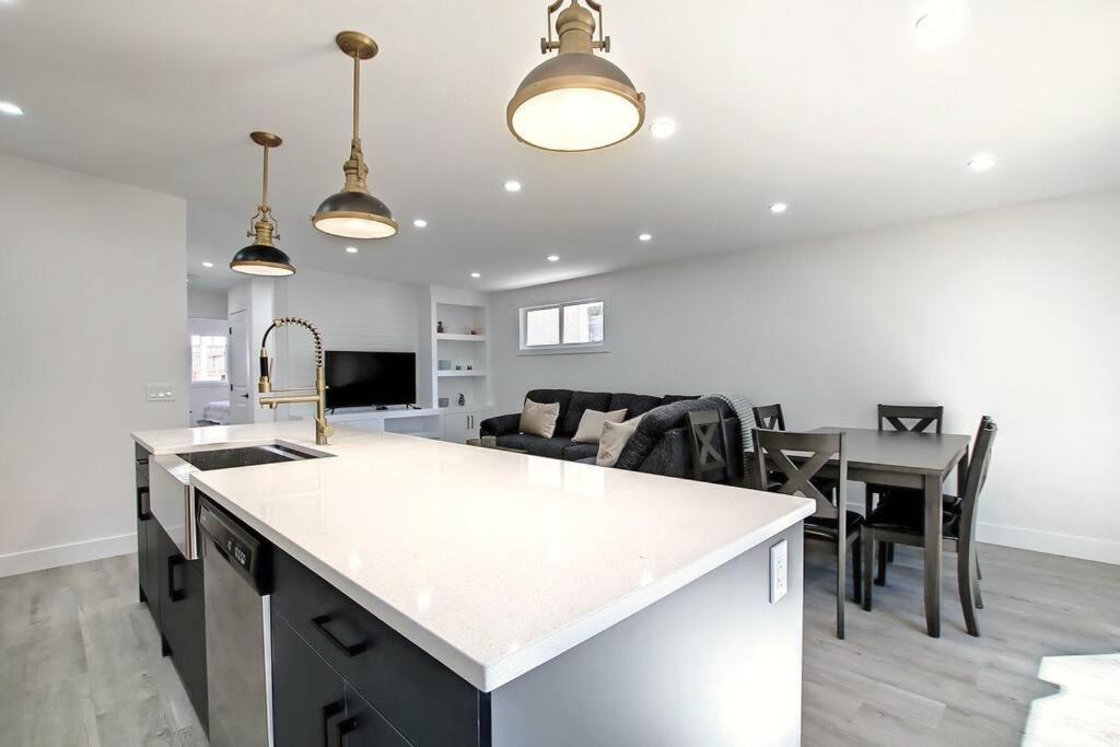 Apartment Tirana In Glenbrook Close To Downtown Calgary