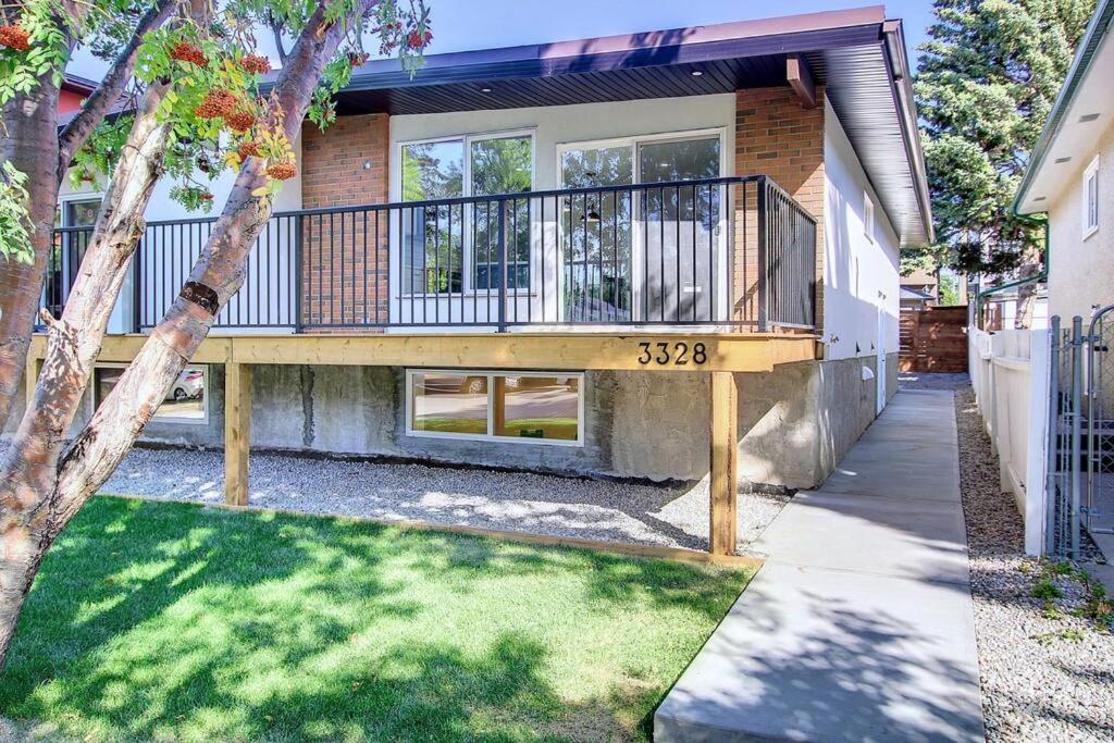 Tirana In Glenbrook Close To Downtown Calgary